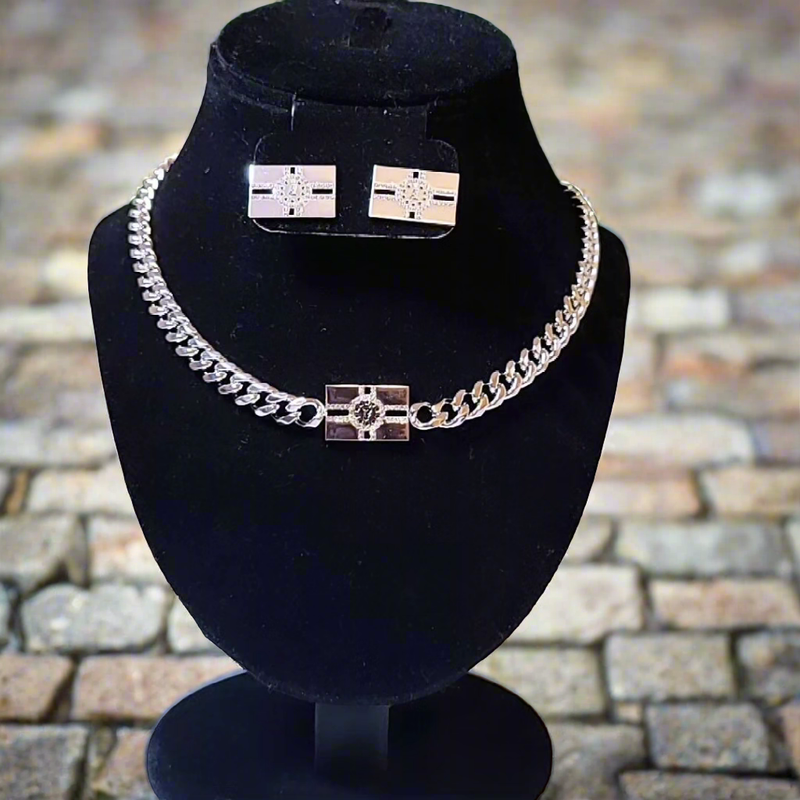 Dominica 🇩🇲  Cuban choker necklace and matching stud earrings.